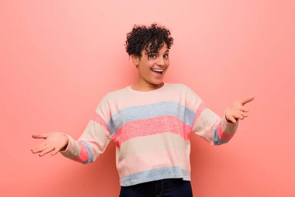 Jovem Mulher Adolescente Americana Africana Mista Mostrando Uma Expressão Bem — Fotografia de Stock