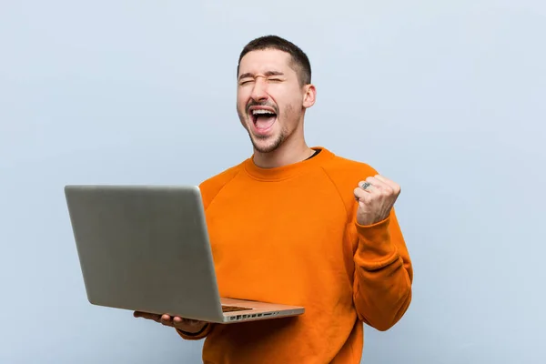 Jovem Caucasiano Segurando Laptop Torcendo Despreocupado Animado Conceito Vitória — Fotografia de Stock