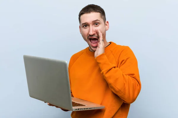 Jovem Caucasiano Segurando Laptop Gritando Animado Para Frente — Fotografia de Stock