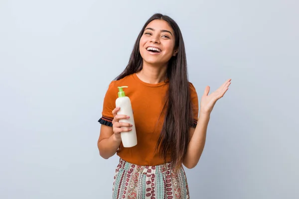 Jonge Arabische Vrouw Met Een Crème Fles Vieren Van Een — Stockfoto