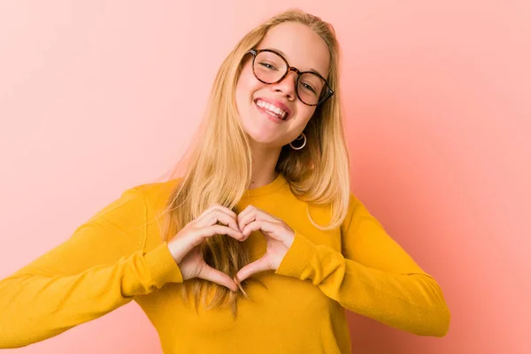 Adorável Adolescente Mulher Sorrindo Mostrando Uma Forma Coração Com Mãos — Fotografia de Stock