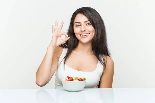 Giovane Donna Ispanica Mangiare Una Ciotola Frutta Allegro Fiducioso Mostrando — Foto Stock