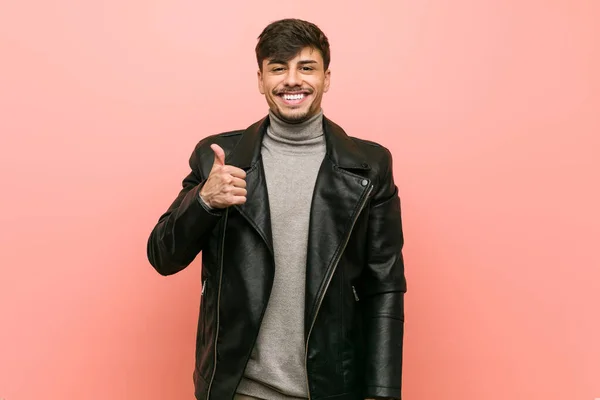 Junger Hispanischer Mann Lederjacke Lächelt Und Hebt Den Daumen — Stockfoto