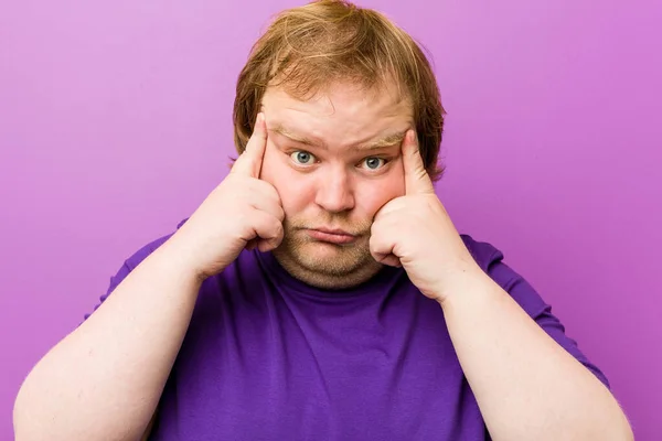 Jeune Homme Gras Rousse Authentique Concentré Sur Une Tâche Gardant — Photo