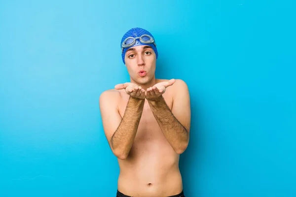 Jovem Nadador Homem Lábios Dobráveis Segurando Palmas Para Enviar Beijo — Fotografia de Stock