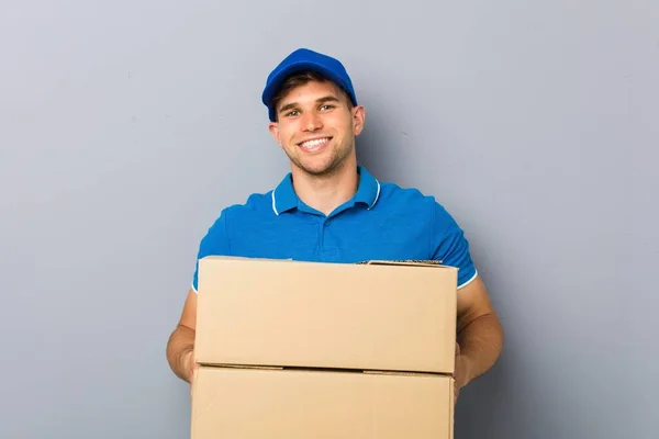 Jovem Entregando Pacotes Felizes Sorridentes Alegres — Fotografia de Stock