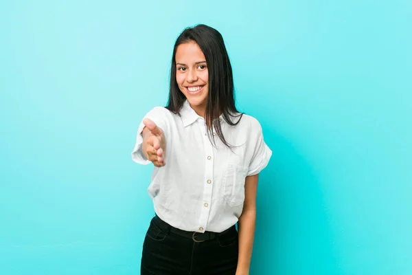 Jeune Femme Cool Hispanique Contre Mur Bleu Étirant Main Caméra — Photo