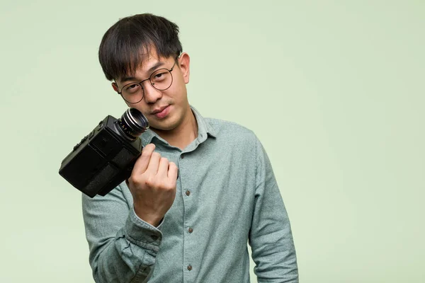 Jovem Chinês Segurando Uma Câmera Vintage Convidando Para Vir — Fotografia de Stock