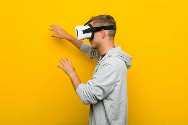 Jovem Caucasiano Usando Óculos Realidade Virtual — Fotografia de Stock