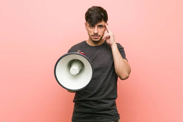 Ung Latinamerikan Man Håller Megafon Pekar Sitt Tempel Med Fingret — Stockfoto