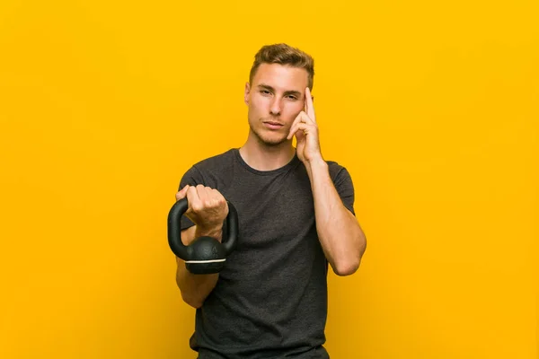 Jonge Blanke Man Met Een Halter Die Zijn Tempel Met — Stockfoto