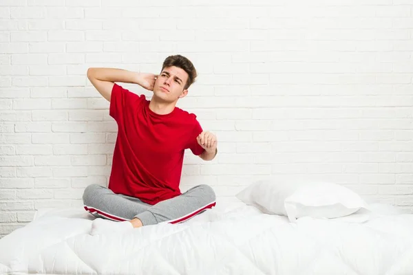 Genç Bir Öğrenci Yatakta Kollarını Açmış Rahat Pozisyonda — Stok fotoğraf