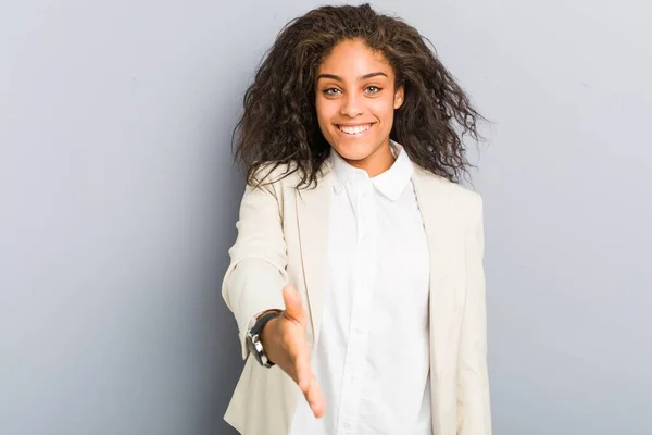 Giovane Donna Affari Afro Americana Che Allunga Mano Davanti Alla — Foto Stock