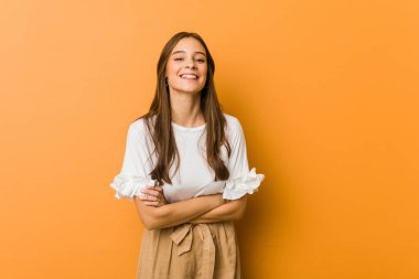 Genç beyaz kadın gülüyor ve eğleniyor..