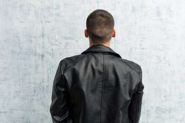 Arkadan genç rockçı, geriye bakıyor.