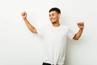 Genç İspanyol adam özel bir gün kutluyor, atlar ve enerji ile kollarını yükseltmek.