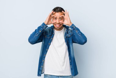 Genç yakışıklı filipinli adam bir başarı fırsatı bulmak için gözleri açık tutmak.