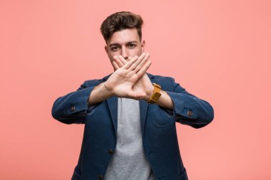 Genç iş adamı doğal olarak inkar jesti yapıyor.