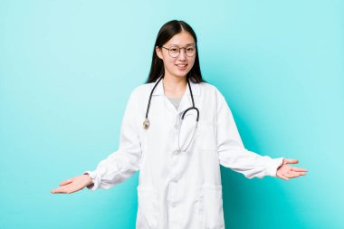 Genç Çinli doktor hoş bir yüz ifadesi gösteriyor..