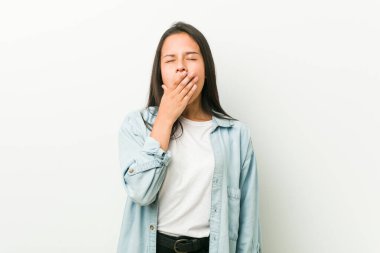 Genç İspanyol kadın el ile ağız kapsayan yorgun bir jest gösteren esneme.