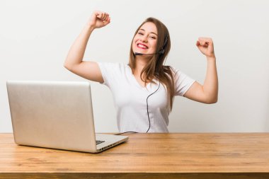 Genç tele pazarlamacı kadın kollarıyla güç gösterisi yapıyor, kadınsı gücün sembolü.