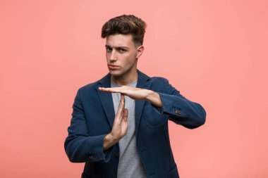 Genç iş adamı. Doğal adam mola veriyor..