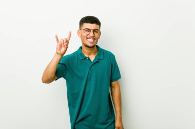 Genç İspanyol adam bir devrim kavramı olarak bir boynuzları jest gösteren.