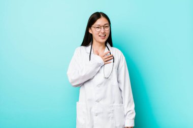 Genç Çinli doktor elini göğsüne koyduğunda kahkahalarla gülüyor..