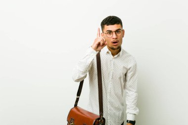 Latin kökenli sıradan bir iş adamının bir fikri, ilham konsepti var..