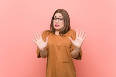 Gözlüklü genç bayan iğrenme hareketi gösteren birini reddediyor..