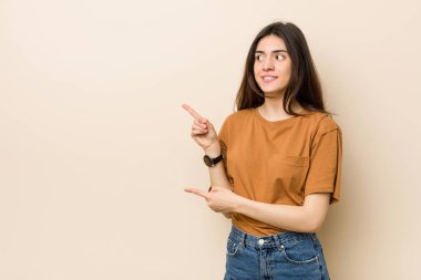 Bej arka planda genç esmer kadın işaret parmağıyla fotokopi alanını işaret ederek şok oldu..