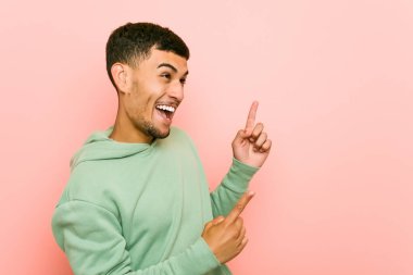Genç İspanyol sporcu, işaret parmaklarıyla fotokopi alanını işaret ederek heyecan ve arzusunu ifade ediyor..