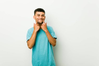 Genç İspanyol adam iki seçenek arasında şüphe.