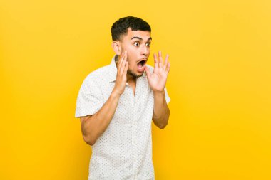 Genç İspanyol adam yüksek sesle bağırır, gözleri açık tutar ve eller gergin.