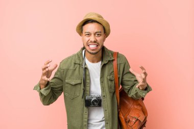 Genç Filipinli gezgin öfkeyle bağırıyor..