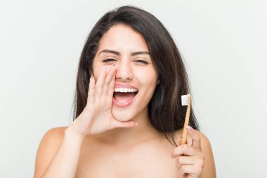 Genç İspanyol kadın elinde diş fırçasıyla heyecanla bağırıyor..