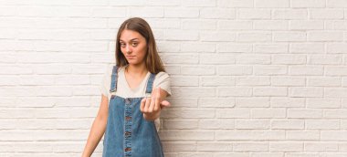 Genç hipster kadın davet etmek için gelmek