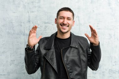 Genç rockçı adam çok güler. Mutluluk kavramı.