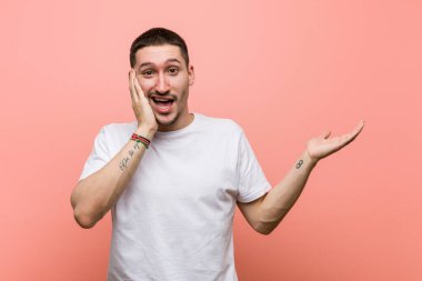 Sıradan bir genç avucunun içinde fotokopi alanı tutuyor, el üstünde tutuyor. Şaşırmış ve mutlu..