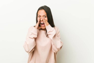 Genç, tatlı İspanyol genç bir kadın heyecanlı bir şekilde bağırıyor..