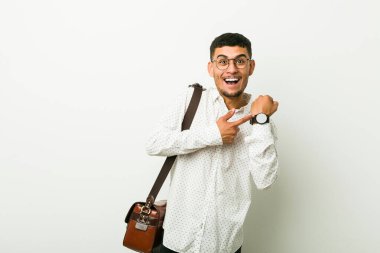 Bir plasard tutan genç İspanyol işadamı