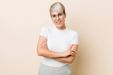 Kendine güveni olan, kararlılıkla kol kola giren, beyaz tişörtlü, otantik, genç bir kadın..