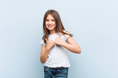 Sevimli kız iki parmağını da kaldırıyor, gülümsüyor ve kendinden emin..