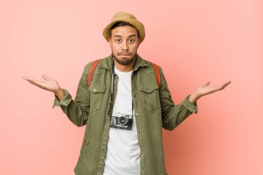 Genç Filipinli yolcunun kafası karışmış ve omuz silkiyor..