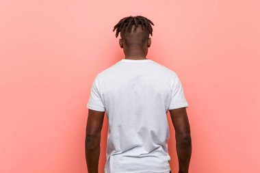 Arkadan bakan Afrikalı genç bir zenci..