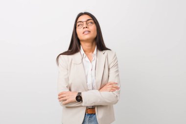 Genç bir iş kadını, beyaz bir arkaplan karşısında izole edilmiş. Tekrarlanan bir görevden yorulmuş..