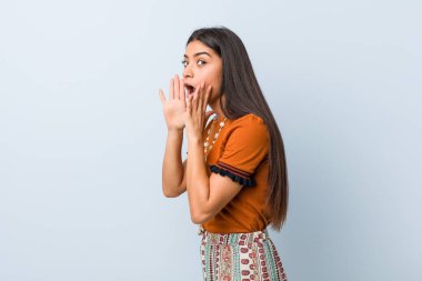 Genç Arap kadın bağırıyor, gözleri açık ve elleri gergin tutuyor..