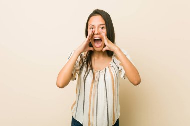 Genç İspanyol kadın heyecanla bağırıyor..