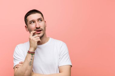 Genç, rahat bir adam bir şeyin fotokopi odasına baktığını düşünüyor..