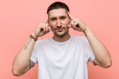 Genç, sıradan bir adam işine odaklanmış, parmaklarını işaret ediyor..